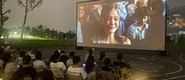 （骚逼逼日日操转载）成都秋夜“新耍法”：到公园看坝坝电影